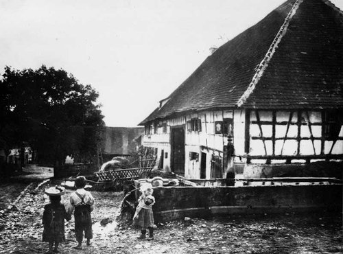 Ein typischer oberschwäbischer Bauernhof um 1900. Das Gebäude ist heute im Bauernhaus-Museum Wolfegg zu sehen.