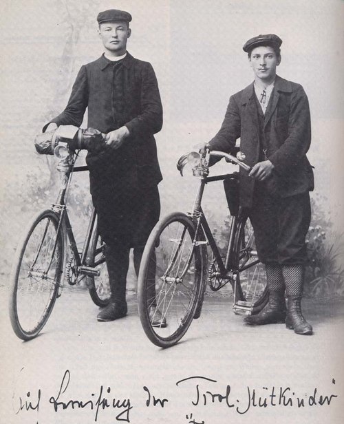 Pfarrer Gaim, Obman des Hütekindervereins, bereiste mit dem Fahrrad Oberschwaben und überprüfte die Dienststellen der Schwabenkinder.
