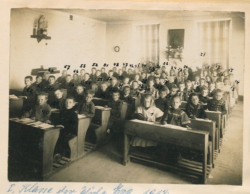 Die Schulpflicht für Kinder bestand auch in Vorarlberg, hier ein Klassenzimmer im Bregenzerwald.  