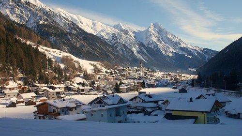 Der kleine Ort Pettneu liegt auf 1200 m Höhe auf der Tiroler Seite des Arlbergs.
